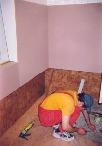 Отделочные работы — самый продолжительный по времени этап. Старательный АудиоСтоповец Николай Бродецкий — ловко прирезает ковролин.