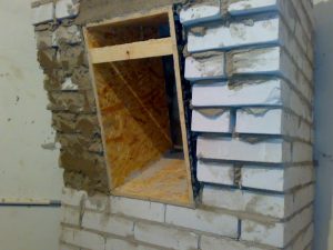 Колонна под монитор. Кирпич - полнотелый. Определённый угол наклона к позиции звукорежиссёра + канал аудиокоммутации, вент. канал и питание в экране.