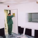 Окошко в двери эфирной студию делалось на месте.