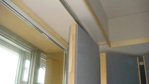 По отношению к улице - три уровня остекления. Последнее стекло - максимально толстое. Виден направляющий рельс раздижных щитов, закрывающих оконный проём.
