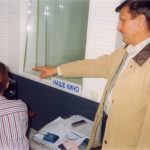 В.Г. Сиводедов даёт рекомендации звукорежиссёру, в только что построенной студии.