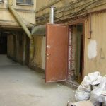 Двигатели вентиляции смонтированы в коробе. Установили новую входную дверь.