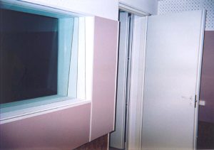 Окно между аппаратной и репетиционной — 3 разнесённых стекла разной толщины, не связанные общей рамой. Толщина стёкол и угол наклона должны быть различными.