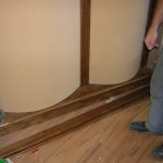 Стык рассеивателей и пола - коммутационный короб со съёмной лицевой панелью. Короб идёт по всему периметру помещения.
