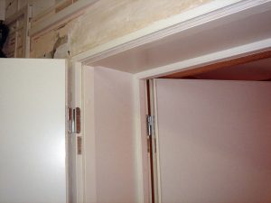 Вход в контрольную - тамбур из двух звукоизоляционных дверей.