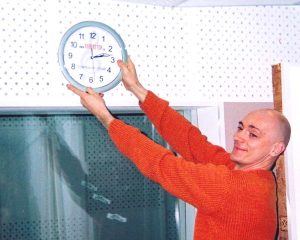 Директор Мастер брусков наносит последний штрих. Репетиционная база готова.