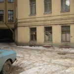 Вот вошёл я в обычный Питерский двор и увидел окна будущей студии, те, что на первом этаже.