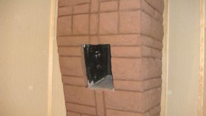 Колонна из кирпича, с определенным углом наклона по отношению к позиции звукорежиссера.