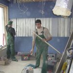 Началась отделка. Рамы с тканью крепятся на каркас из труб, засыпанных песком.