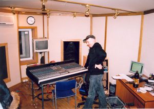 Мастер очень доволен проделанной работой.