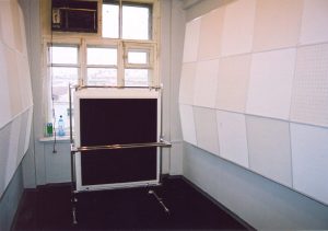 Контрольный монитор устанавливается на передвижной щит. Тем самым сохраняется окно и минимизируются отражения от окна. Ну очень хотелось сохранить окно - работать целый день в замкнутом пространстве - не для тонких натур.
