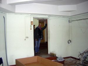 Это будущая задняя стена контрольной комнаты, дверной проём будет смещён ближе к правому углу. А вот напротив видна дверь в комнату органиста.