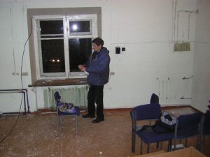 Это фронтальная стена будущей контрольной, здесь построят монолитную кирпичную кладку под мониторы.