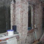 Выломали окна и закрыли их просто рубероидом.