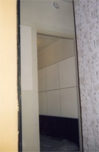 Остались часы до "сдачи" - над дверью виден диффузор забора воздуха для заглушенной системы приточно-вытяжной системы вентиляции. Диффузор находится прямо напротив, установленного на противоположной стене кондиционера. Таким образом в кабине - практически кондиционированный воздух и чтецы чувствуют себя комфортно на протяжении всего времени работы (сидят в кабине не в трусах).
