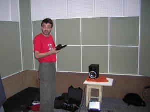 Специалист компании Мастер брусков - Андрей Быков, замеряет минианализатором время реверберации во вновь построенной кабине для продьюсеркого центра NG.
