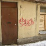 Эта дверь впоследствии будет заложена, а вход будет там, где сейчас окно.