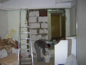 Переместили дверной проём ближе к углу.