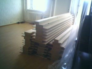 Занесли в помещение и сложили.
