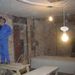 Начали с потолка. Пришиваем прямо к доскам листы ГВЛ.
