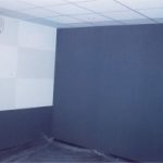 Акустическая ткань закрывает стену, на которой расположены конструкции с рассеивателями