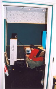 Замеряется АЧХ и время реверберации. SpectraLab на компьютере, в паре с автономным акустическим анализатором позволяют выявить основные проблемы. Здесь они были, но ниже 80 Гц, что для речи на ТВ не значимо.