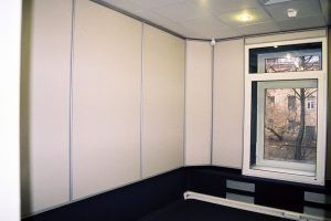 Эфирная студия, видно окно из двух разнесённых между собой стеклопакетов
