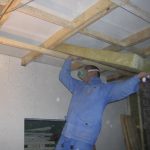 Укладка мин. ваты в потолочный звукоизоляционный слой.