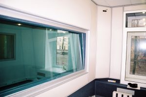 Окно между эфирной и информационной студией