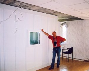 Довольный работой мастер. 45 дБ - уровень звукоизоляции помещения.